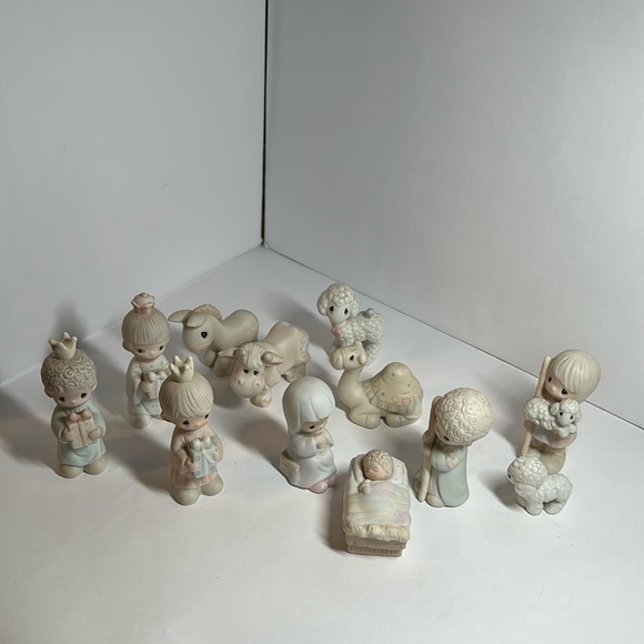 Precious Moments 12 Piece Small Nativity Set - Picture 1 of 7